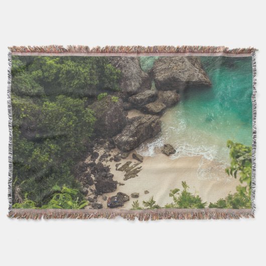 Sandy Beach Cove met groene bomen, Rocks & Ocean Deken (Voorkant)