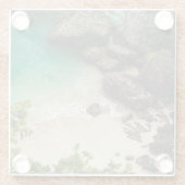 Sandy Beach Cove met groene bomen, Rocks & Ocean Glazen Onderzetter (Achterkant)