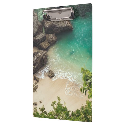 Sandy Beach Cove met groene bomen, Rocks & Ocean Klembord (Links)
