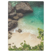 Sandy Beach Cove met groene bomen, Rocks & Ocean Klembord (Achterkant)