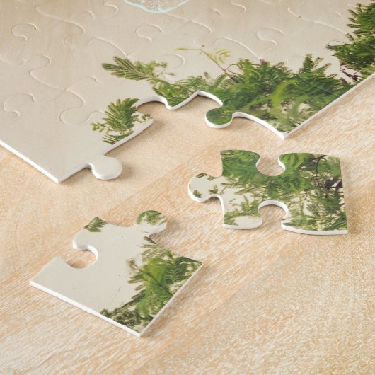 Sandy Beach Cove met groene bomen, Rocks & Ocean Legpuzzel (Zijkant)