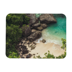 Sandy Beach Cove met groene bomen, Rocks & Ocean Magneet