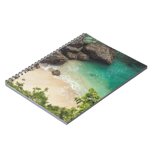 Sandy Beach Cove met groene bomen, Rocks & Ocean Notitieboek (Linkerzijde)