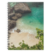 Sandy Beach Cove met groene bomen, Rocks & Ocean Notitieboek (Voorkant)