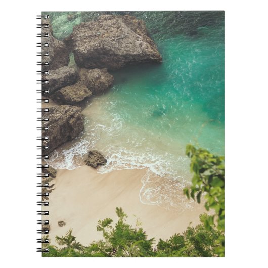 Sandy Beach Cove met groene bomen, Rocks & Ocean Notitieboek (Voorkant)