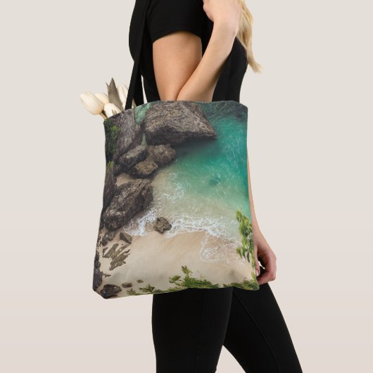 Sandy Beach Cove met groene bomen, Rocks & Ocean Tote Bag (Dichtbij)