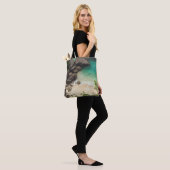 Sandy Beach Cove met groene bomen, Rocks & Ocean Tote Bag (Op model)