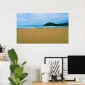 Sandy Beach met eiland- en zee-POSTER Poster (Thuiskantoor)