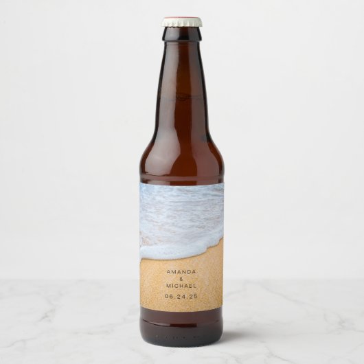 Sandy Beach met Foamy Surf Wedding Bier Etiket (Voorkant)