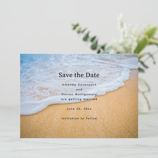 Sandy Beach met Foamy Surf Wedding Save The Date (Staand voorkant)