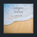 Sandy Beach met Foamy Surf Wedding Save the Date Magneet<br><div class="desc">Trouwen bewaar de datummagneet met een foto van een goudbruin zandstrand met wit schuimig surf.</div>