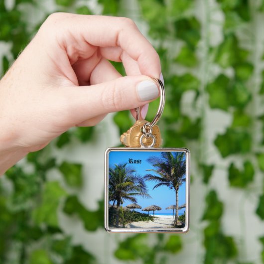 Sandy Beach met palmbomen en een Ocean Uitzicht Ke Sleutelhanger (Hand)