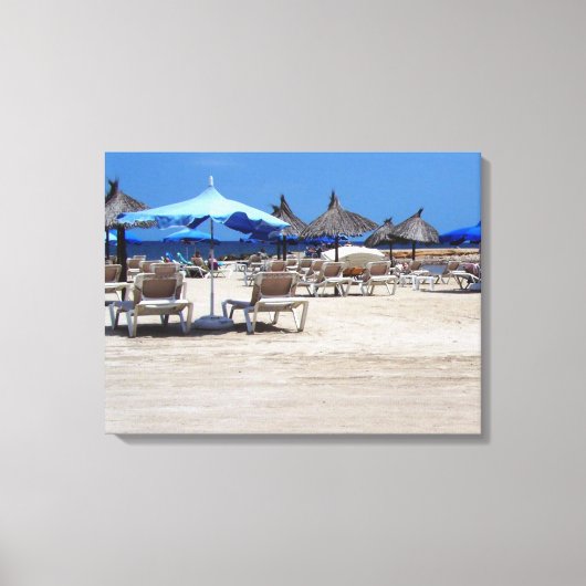 Sandy Beach Scene met stoelen en parasols Wall Art Canvas Afdruk (Voorkant)