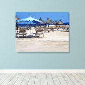 Sandy Beach Scene met stoelen en parasols Wall Art Canvas Afdruk (Insitu (Houten vloer))