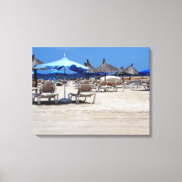 Sandy Beach Scene met stoelen en parasols Wall Art Canvas Afdruk