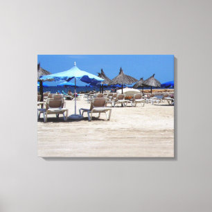 Sandy Beach Scene met stoelen en parasols Wall Art Canvas Afdruk