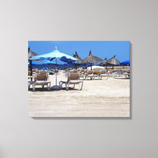 Sandy Beach Scene met stoelen en parasols Wall Art Canvas Afdruk (Voorkant)