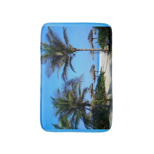 Sandy Beach with Palm Trees and An Ocean Uitzicht Badmat (Voorkant Verticaal)