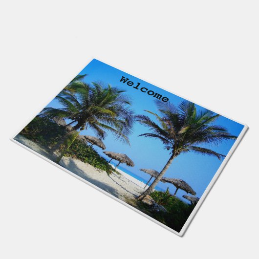 Sandy Beach with Palm Trees and an Ocean Uitzicht Deurmat (Schuin)