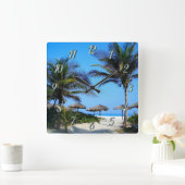 Sandy Beach with Palm Trees and An Ocean Uitzicht  Vierkante Klok (Huis)