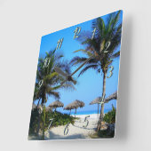 Sandy Beach with Palm Trees and An Ocean Uitzicht  Vierkante Klok (Hoek)