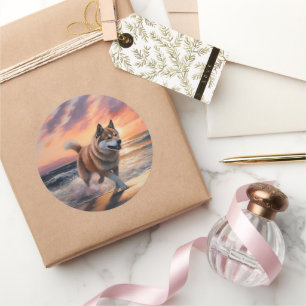 Sandy Paws Akita-hond op strand bij zonsondergang Ronde Sticker