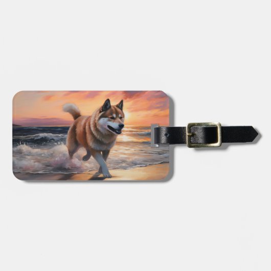 Sandy Paws Akita Hond op Strand Zonsondergang Bagagelabel (Voorkant horizontaal)