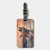 Sandy Paws Akita Hond op Strand Zonsondergang Bagagelabel (Voorkant verticaal)