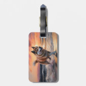 Sandy Paws Akita Hond op Strand Zonsondergang Bagagelabel (Achterkant verticaal)