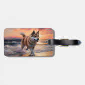Sandy Paws Akita Hond op Strand Zonsondergang Bagagelabel (Achterkant horizontaal)