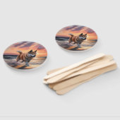 Sandy Paws Akita Hond op Strand Zonsondergang Handwaaier (Niet-gemonteerd)