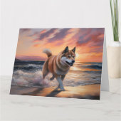 Sandy Paws Akita Hond op Strand Zonsondergang Kaart (Voorkant)