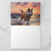 Sandy Paws Akita Hond op Strand Zonsondergang Kaart (Binnen)