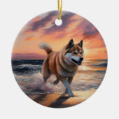 Sandy Paws Akita Hond op Strand Zonsondergang Keramisch Ornament (Voorkant)