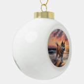 Sandy Paws Akita Hond op Strand Zonsondergang Keramische Bal Ornament (Links)