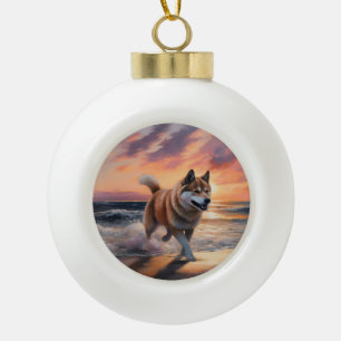 Sandy Paws Akita Hond op Strand Zonsondergang Keramische Bal Ornament