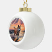 Sandy Paws Akita Hond op Strand Zonsondergang Keramische Bal Ornament (Rechts)