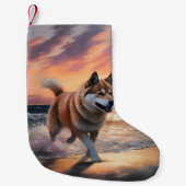 Sandy Paws Akita Hond op Strand Zonsondergang Kleine Kerstsok (Voorkant)