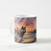 Sandy Paws Akita Hond op Strand Zonsondergang Koffiemok (Voorkant links)