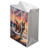 Sandy Paws Akita Hond op Strand Zonsondergang Medium Cadeauzakje (Voorkant Gekanteld)