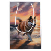 Sandy Paws Akita Hond op Strand Zonsondergang Medium Cadeauzakje (Voorkant)