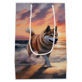Sandy Paws Akita Hond op Strand Zonsondergang Medium Cadeauzakje (Achterkant)