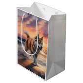 Sandy Paws Akita Hond op Strand Zonsondergang Medium Cadeauzakje (Achterkant Gekanteld)