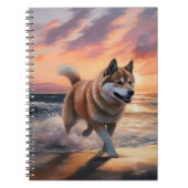 Sandy Paws Akita Hond op Strand Zonsondergang Notitieboek (Voorkant)