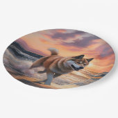 Sandy Paws Akita Hond op Strand Zonsondergang Papieren Bordje (Gekanteld)