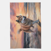 Sandy Paws Akita Hond op Strand Zonsondergang Theedoek (Verticaal)