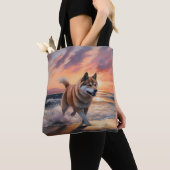 Sandy Paws Akita Hond op Strand Zonsondergang Tote Bag (Dichtbij)