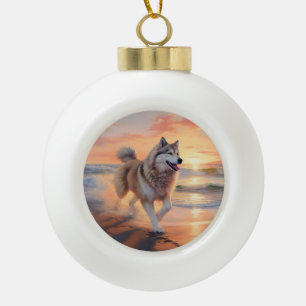 Sandy Paws Alaskaanse Malamute Hond op Strand Zons Keramische Bal Ornament