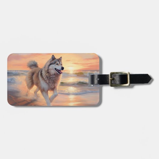 Sandy Paws Alaskan Malamute Hond op Strand Zonsond Bagagelabel (Voorkant horizontaal)