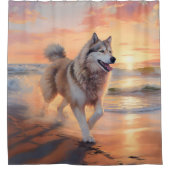Sandy Paws Alaskan Malamute Hond op Strand Zonsond Douchegordijn (Voorkant)